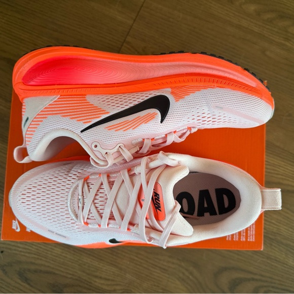 Women’s Nike Vomero 18s - Picture 2 of 3